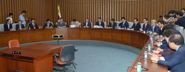 ▲ 새누리당이 4일 최고위원-상임위원장-상임위 간사단 연석회의를 하는 모습. 이 자리에서 정 원내대표는 백남기 씨의 사인에 대해 "부검을 통해 진실을 밝혀야 한다"고 밝혔다. ⓒ김진태 의원 페이스북 캡처