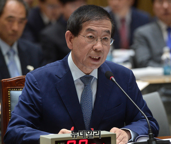 ▲ 박원순 서울시장이 4일 10시부터 서울시청에서 진행된 '국회 안정행정위원회의' 서울시 국감에서 답변을 하고 있다. ⓒ뉴데일리 공준표 기자