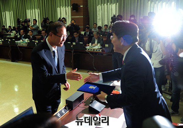 ▲ 박성재 서울고검장(왼쪽)이 선서를 마친 뒤 권성동 법사위원장에게 선서문을 제출하고 있다 ⓒ 뉴데일리 공준표