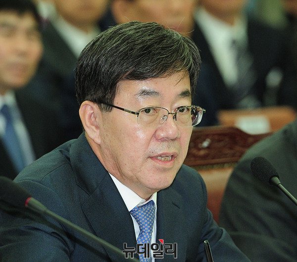 ▲ 질의에 답변하는 이영형 서울중앙지검장 ⓒ 뉴데일리 공준표