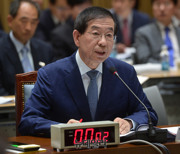 ▲ 4일 오전 서울시 신청사 대회의실에서 열린 국회 안전행정위원회의 서울시 국정감사에 참석한 박원순 서울시장. ⓒ 사진 뉴데일리 정상윤 기자