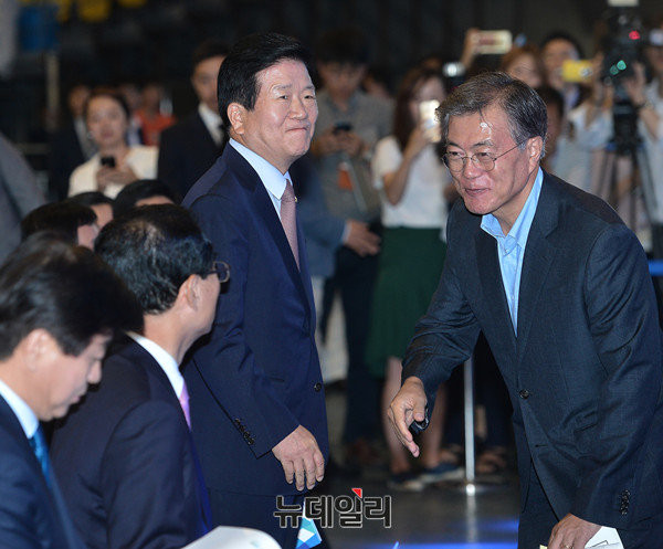 ▲ 지난 8·27 더불어민주당 전당대회에 참석한 문재인 전 대표가 당내 인사들과 악수를 나누고 있다. ⓒ뉴데일리 정상윤 기자