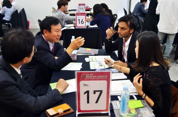 ▲ 4일 충북 오송KTX역 인근에서 개막한 ‘제3회 오송화장품·뷰티산업엑스포’에서 바이어들이 1대 1 상담을 벌이고 있다.ⓒ충북도