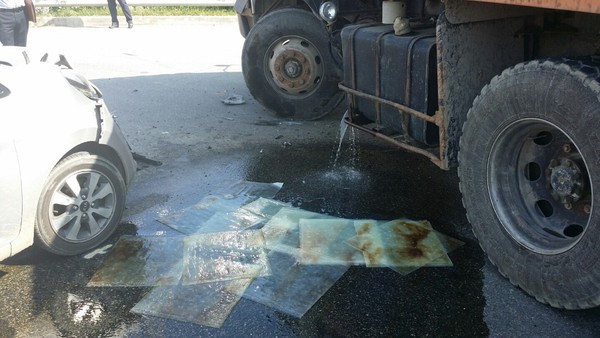 ▲ 충북 청주의 한 도로에서 4일 모닝 승용차가 15톤 덤프트럭의 연료통을 들이받아 400리터 가량의 경유가 유출됐다.ⓒ청주동부소방서