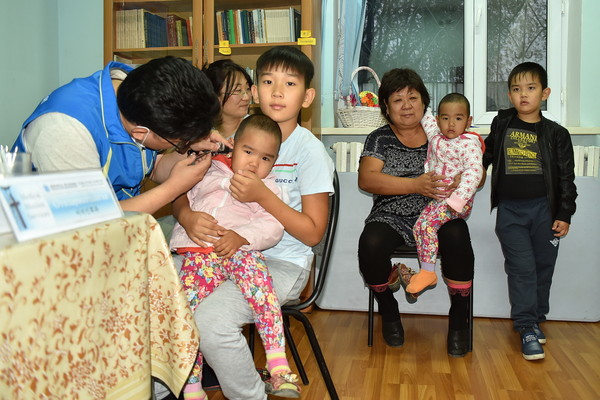 ▲ 동산의료원 의료봉사단은 우슈토베 청년센터를 찾아 의료봉사활동을 벌였다. 사진은 이비인후과 진료 모습.ⓒ동산의료원 제공