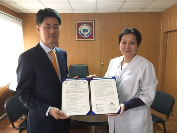 ▲ 봉사단은 키르기스스탄 비슈케크에서도 진료뿐 아니라 키르기스스탄 국립병원 및 엘딕클리닉과 MOU를 체결했다.ⓒ동산의료원 제공