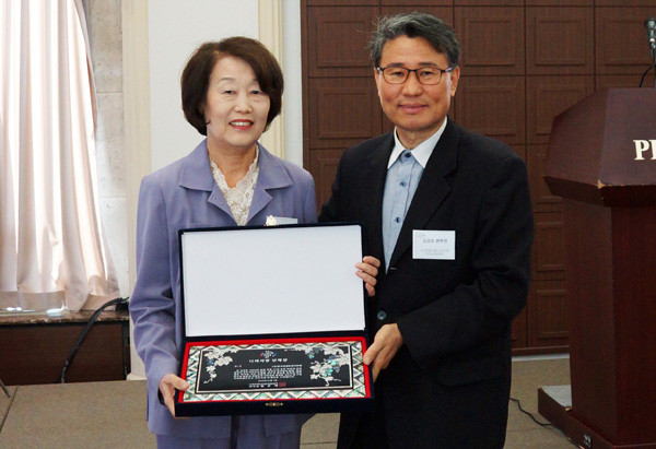 ▲ 나라사랑단체상을 수상한 (사)한국여성유권자연맹 이희자 회장(왼쪽)과 시상자인 김경호 (사)한글사랑나라사랑국민운동본부 본부장.ⓒ뉴데일리