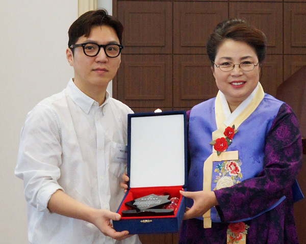 ▲ 한글명예대사로 위촉받은 박장근 대표(왼쪽)와 함은혜(사)한글사랑나라사랑국민운동본부 이사장 ⓒ뉴데일리
