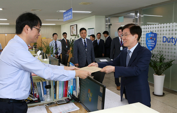 ▲ 이동호 현대백화점면세점 대표(사진 오른쪽)는 4일 오전 9시경 서울 강남구 논현동에 위치한 관세청 서울본부세관을 직접 방문해 '서울지역 시내면세점 특허신청서'를 제출했다. ⓒ현대백화점