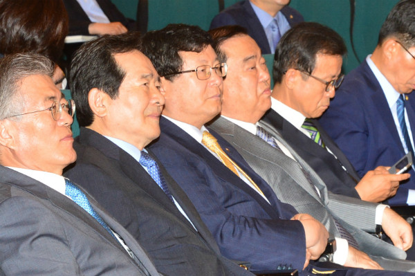 ▲ 최근 여론조사에서 반기문 유엔사무총장에 비해 현격한 열세를 보이고 있는 더불어민주당 문재인 전 대표가 친노·친문패권세력들과 함께 자리하고 있는 모습(자료사진). 설훈 의원(왼쪽에서 세 번째)과 원혜영 의원(다섯 번째)은 4일(한국시각) 미국 뉴욕에서 열린 주유엔대표부 국정감사에서 반기문 총장 아래에 있는 문재인 전 대표의 여론조사 문제를 제기하는 등 반기문 총장 대선 출마 저지와 흠집내기를 위해 안간힘을 썼다는 비판을 받고 있다. ⓒ뉴시스 사진DB