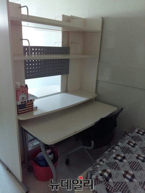 ▲ 중원대학교가 기숙사 4인실을 6인실로, 6인실을 8일실로 개조해 침대와 책상이 붙어있다.ⓒ독자제보