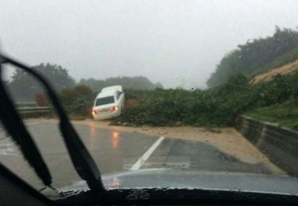 태풍 '차바'로 고성군 통영방향 고성3터널인근에서 산사태가 발생했다.ⓒ고성군 제공