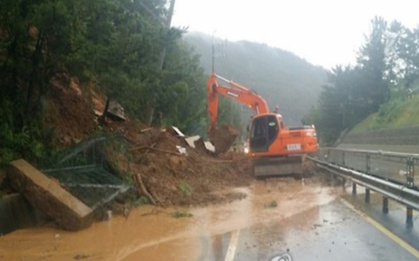 태풍 '차바'로 고성군 통영방향 고성3터널인근에서 산사태가 발생했다.ⓒ고성군 제공