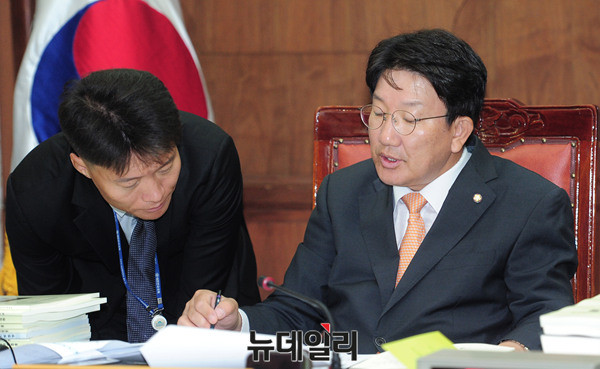 ▲ 자료 검토하는 권성동 국회법사위원장 ⓒ 뉴데일리 공준표