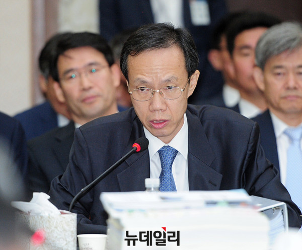 ▲ 질의에 답하는 강형주 서울중앙지법원장 ⓒ 뉴데일리 공준표