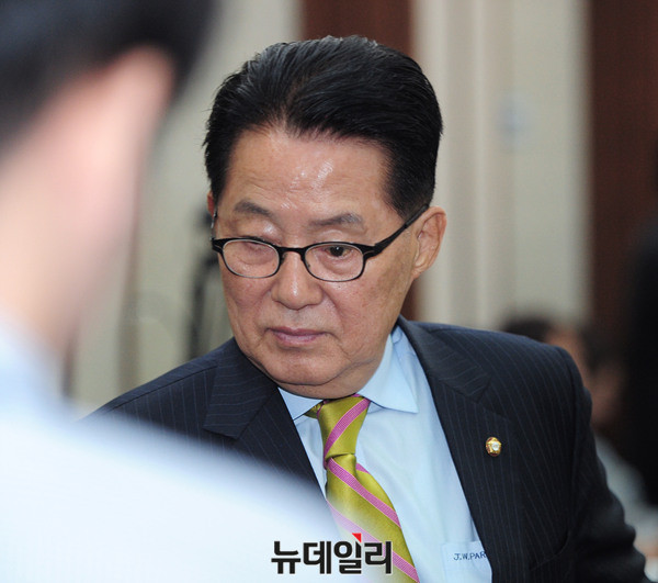 ▲ 국감장을 벗어나는 국민의당 박지원 비상대책위원장 ⓒ 뉴데일리 공준표