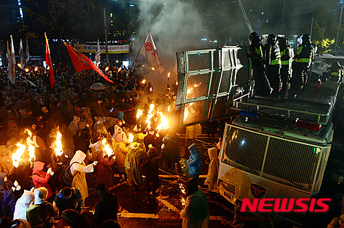 ▲ 2015년 11월 14일 오후 서울 중구 시청 서울광장에서 민중총궐기대회를 마친 참가자들이 횃불을 들고 청와대로 행진하며 경찰과 대치하고 있다. ⓒ뉴시스