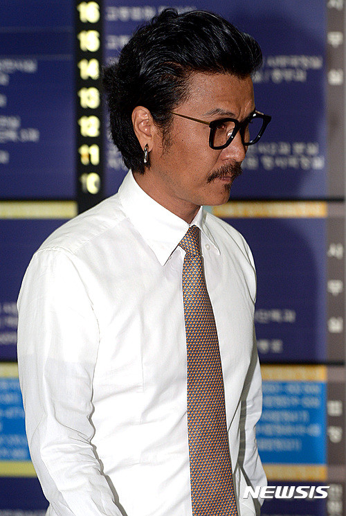 ▲ 지난 8월 24일 억대 사기혐의로 불구속 기소된 가수 이주노(이상우)가 6차 공판에 출석하기 위해 법정에 출두하는 모습.   ⓒ 뉴시스