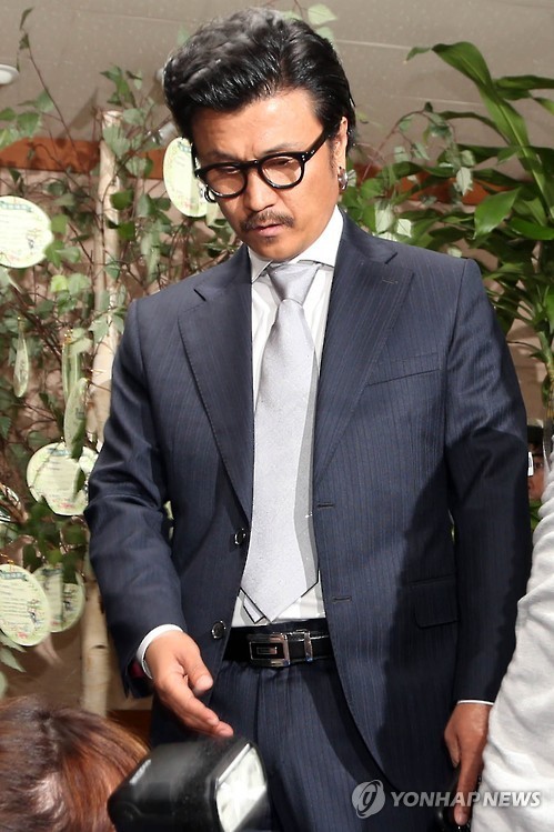 ▲ 이태원의 한 클럽에서 여성을 성추행한 혐의로 입건된 가수 이주노가 피의자 신분으로 조사를 받기 위해 지난 6월 30일 오후 서울 용산경찰서에 모습을 드러내고 있다.   ⓒ 연합뉴스