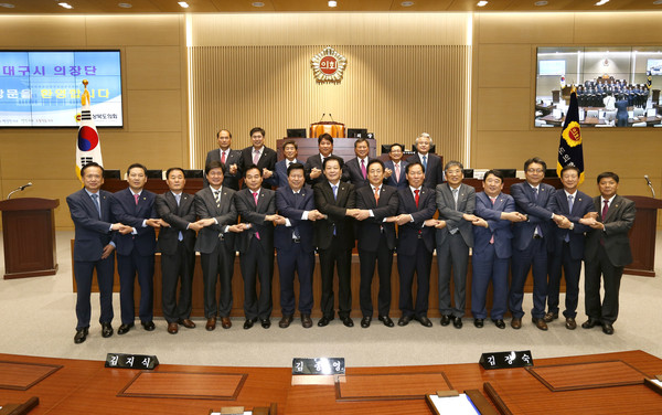 대구시의회와 경북도의회 의장단이 5일 경북도의회에서 만나 상생협력에 대해 논의했다.ⓒ경북도의회 제공