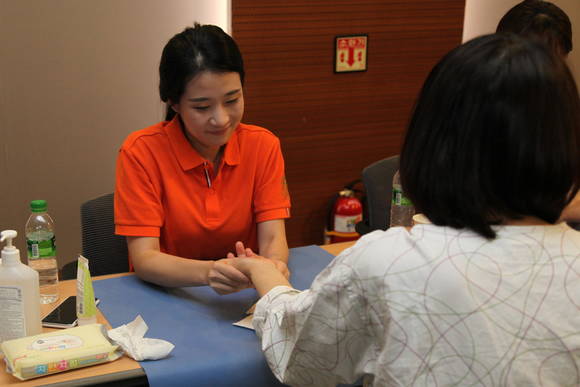 ▲ 이대목동병원 간호사가 입원 환자를 대상으로 손 마사지를 해주고 있다.ⓒ이대목동병원