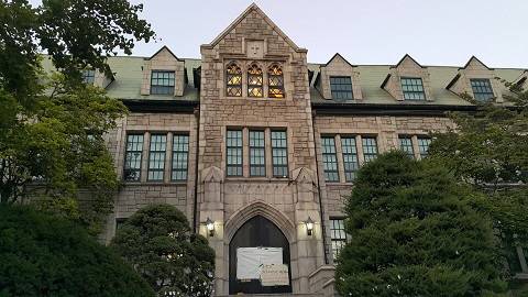 ▲ 4일 서울 서대문구 이화여자대학교 본관 정문이 굳게 닫혀 있다. 이화여대 학생들은 최경희 총장의 사퇴를 요구하며 지난 7월28일부터 이대 본관 점거농성을 진행 중이다. ⓒ뉴데일리경제