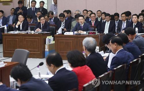 ▲ 국정감사에 참여한 여야 의원들과 남경필 도지사 ⓒ 연합뉴스