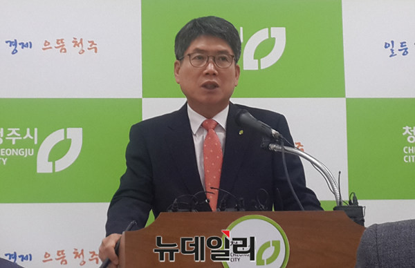 ▲ 안성기 충북 청주시 도시개발사업단장이 5일 오창과학단지내 체육시설에 대한 아파트 신축이 불가하다고 기자회견을 하고 있다.ⓒ김종혁 기자