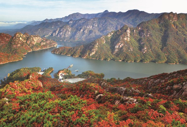 ▲ 지난해 가을, 제비봉 정상에서 바로본 남한강과 구담봉 단풍 모습.ⓒ단양군
