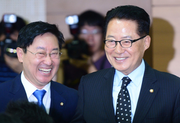 ▲ 4일 서울 서초구 서울고등검찰청에서 열린 국회 법사위원회 국정감사에서 국민의당 박지원 의원과 더불어민주당 박범계 의원이 대화하고 있다.ⓒ뉴시스