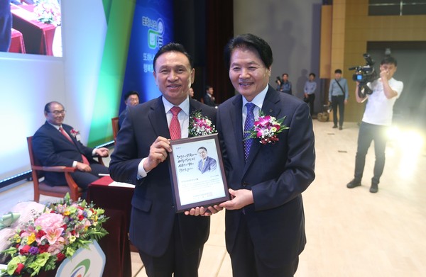 ▲ 구본영 충남 천안시장이 6일 농업중앙회 김병원 회장으로부터 상을 받고 있다.ⓒ천안시