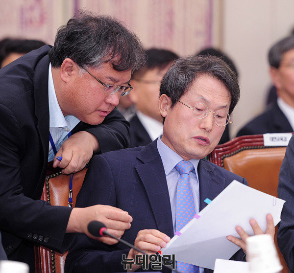 ▲ 조희연 교육감이 6일 국회에서 열린 국회 교육문화체육관광위원회 국정감사에 참석해 질의내용을 살펴보고 있다. ⓒ뉴데일리 공준표 기자