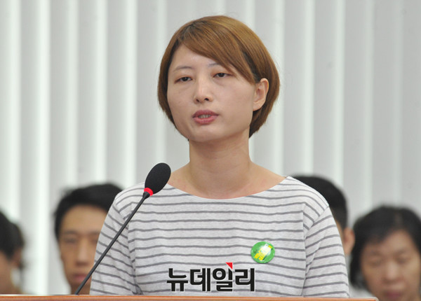 ▲ 고 백남기 씨의 딸 백도라지씨가 지난달 12일 오전 국회 안행위에서 열린 '백남기 농민 청문회'에 참고인으로 출석해 의원들의 질문에 답하고 있다.   ⓒ 뉴데일리