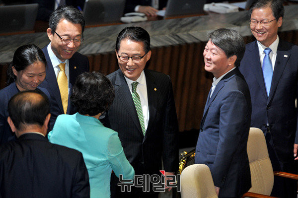 ▲ 지난달 7일 원내교섭단체 대표연설을 마치고 당 의원들과 악수를 나누고 있는 국민의당 박지원 비상대책위원장. ⓒ뉴데일리 이종현 기자
