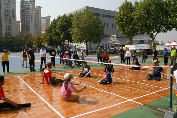 ▲ 2016년 전국지체장애인체육대회’가 7일 대구스타디움 주경기장에서 전국 8천여명 선수와 가족이 참가한 가운데 열린다. 사진은 지난해 대회 좌석배구 경기 모습.ⓒ대구시 제공