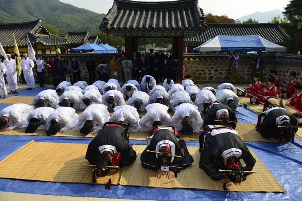 ▲ 지난해 의병제에서 행사관계자들이 자양영당에서 고유제를 올리고 있다.ⓒ제천시