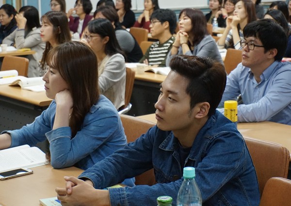 ▲ 제천시 관내 초등학교 교사들이 개정된 교육과정 연수에 열중이다.ⓒ제천교육지원청