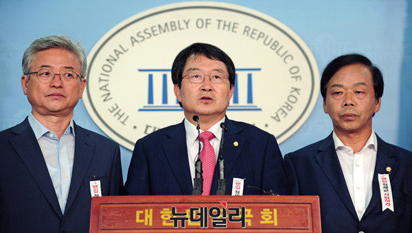 ▲ 새누리당 백승주 의원(사진 가운데)이 지난달 30일 국회에서 경북도당위원장의 자격으로 사드의 성주 골프장 배치에 대한 지지 입장을 밝히는 기자회견을 하고 있다. 좌우는 같은 당 이철우 의원과 이완영 의원. ⓒ뉴데일리 공준표 기자