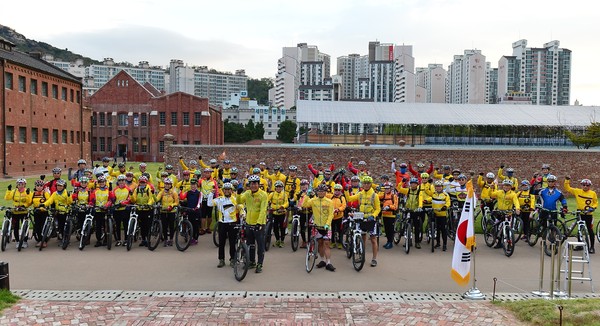 ▲ 제천 '호좌의진 자전거순례단'이 7일 오전 서울 서대문형무소 역사관 앞에서 출발 전, 화이팅을 외치고 있다.ⓒ제천시