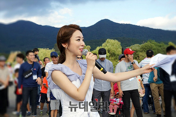 ▲ 드론 기네스북 도전을 중계하는 김미영 아나운서 ⓒ육군정보학교