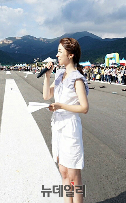 ▲ 드론 기네스북 도전을 중계하는 김미영 아나운서 ⓒ육군정보학교