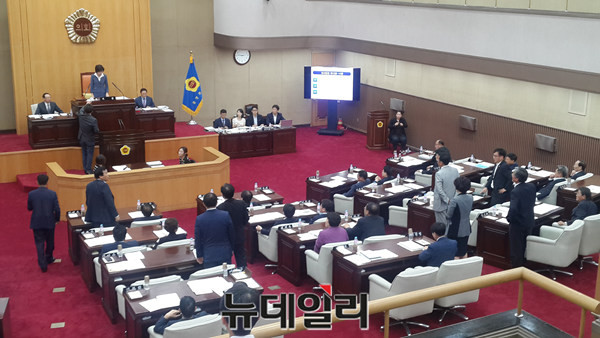 ▲ 충북도의회가 지난달 9일 제350회 임시회에서 투표진행 방식에 불만을 품은 일부 의원들이 의장단석으로 몰려가는 등 파행을 겪었다.ⓒ김종혁 기자