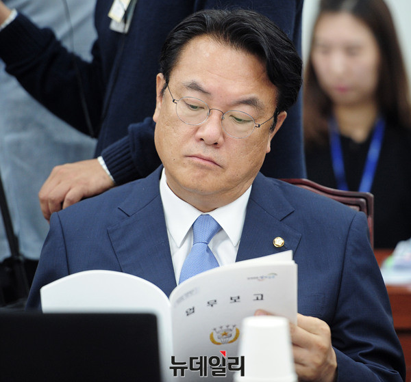 ▲ 업무보고를 살펴보는 새누리당 정진석 원내대표 ⓒ 뉴데일리 공준표