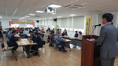 ▲ 7일 통영 서호 전통시장 고객지원센터에서 신대호 경남도 행정국장이 정부3.0 우수사례를 설명하고있다.ⓒ경남도 제공