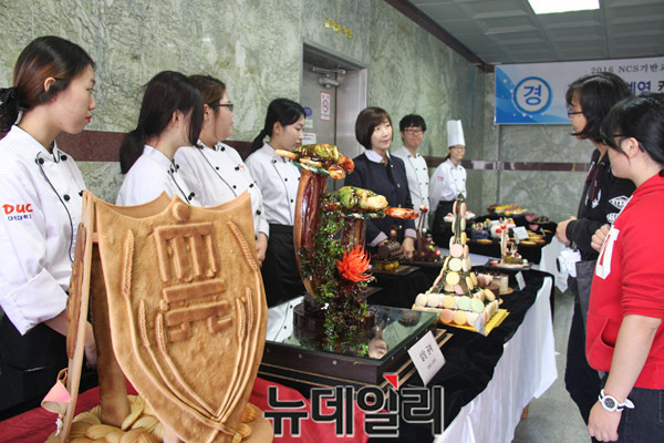 ▲ 대원대 호텔조리계열과 제과제빵 학생들이 졸업작품전을 열고 방문객들에게 작품을 설명하고 있다.ⓒ목성균 기자