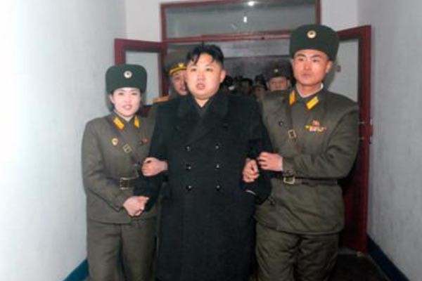 ▲ "자고 일어나니 나라가 민주화 돼 있었다…." 김정은을 조롱하는 설명을 단 북한 선전사진. 미국의 '대북 선제타격론'에 맞서 中공산당도 김정은의 '제거'에 관심을 갖는 분위기가 나타나고 있다고 한다. ⓒ해외 패러디 사진 캡쳐