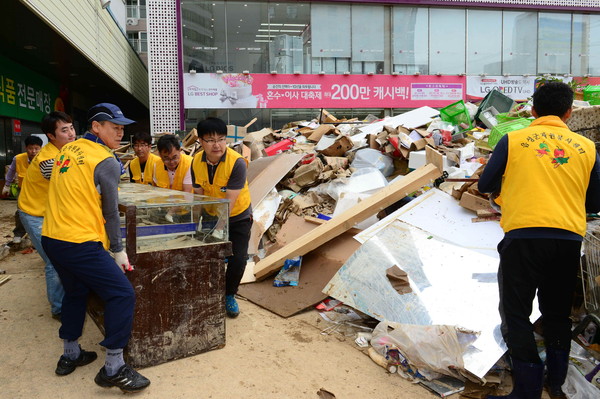 ▲ 긴급피해복구팀 40명이 자매도시인 울산시 중구 태화종합시장에서 피해복구 작업을 하고 있다.ⓒ음성군