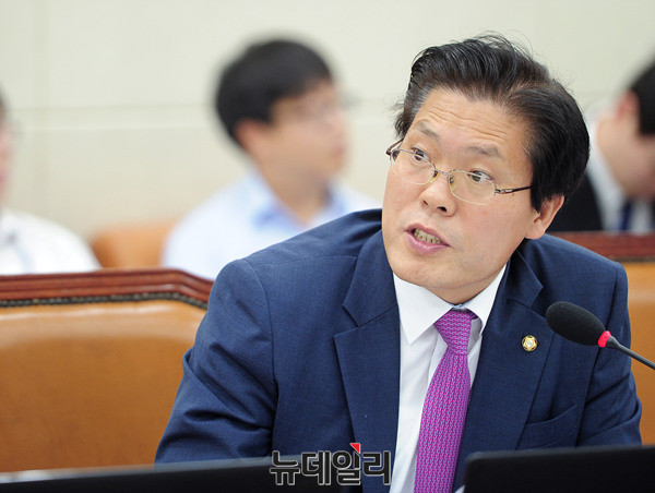 ▲ 질의하는 새누리당 송석준 의원(경기 이천시) ⓒ 뉴데일리 공준표