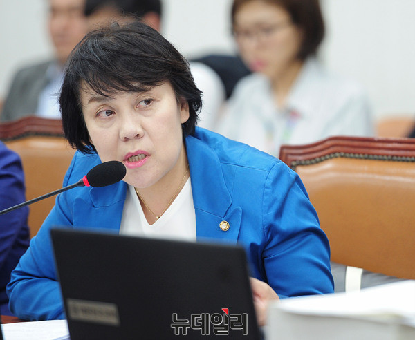 ▲ 질의하는 더불어민주당 정춘숙 의원(비례대표) ⓒ 뉴데일리 공준표