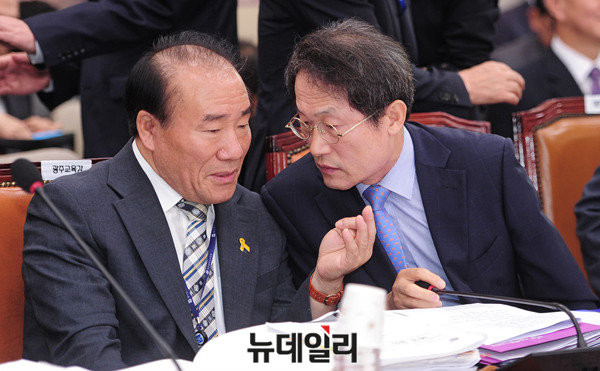 ▲ 7일 국회에서 열린 국회 교육문화체육관광위원회의 전국 교육청 국정감사에 출석해 이야기를 나누고 있는 '장휘국' 광주교육감(왼쪽)과 조희연 서울교육감. ⓒ뉴데일리 공준표 기자